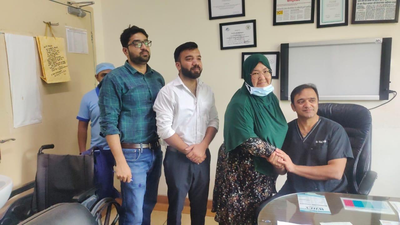 50-year-old Uzbekistan patient with Dr. Vivek Mahajan and Wiseheal Healthcare team at Indian Spinal Injuries Centre after successful total knee replacement surgery